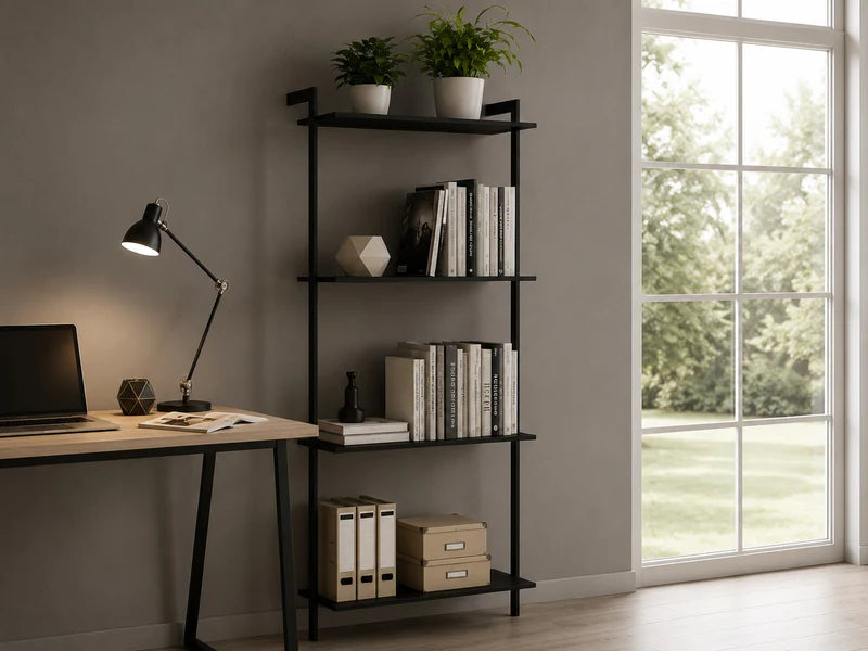 AXIS Regal aus schwarz lackiertem Stahl als Stauraumlösung im Homeoffice mit Büchern, Pflanzen und Büroaccessoires.