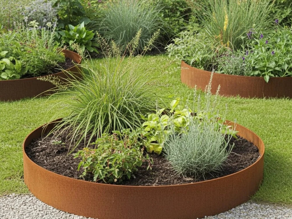 Runde Beeteinfassung aus Cortenstahl mit Ziergräsern und Stauden im Garten