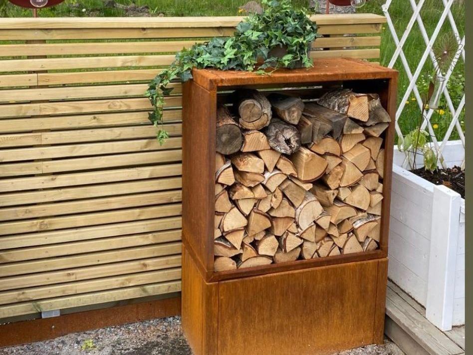 3D-Visualisierung eines Brennholzregals aus Cortenstahl mit integriertem Sockel