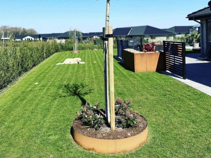 Runde Beeteinfassung aus Cortenstahl von byJEMA nach Maß mit Stauden und Blumen