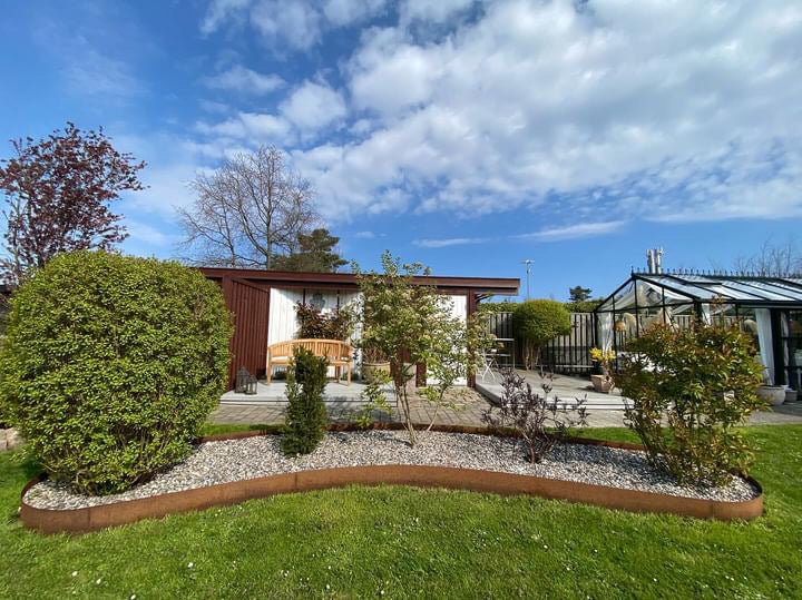 Organisch geformte Beetumrandung aus Cortenstahl – flexible Rasenkante für individuelle Gartengestaltung