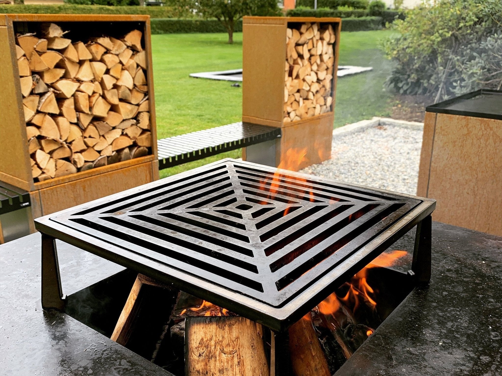 byJEMA Feuerstelle aus Cortenstahl mit Stahlplatte und massivem Grillrost