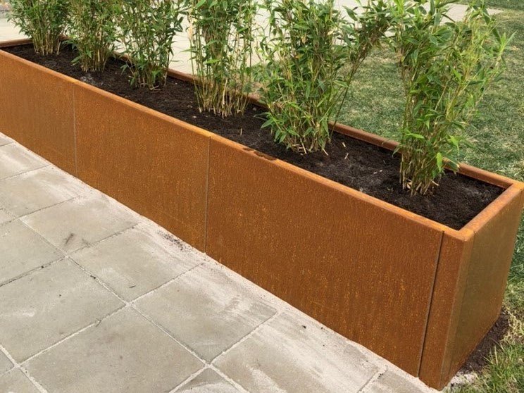 Kundenfoto: Cortenstahl Hochbeet B40 x H40 cm mit Pflanzen im Garten – Hochbeet in natürlicher Patina