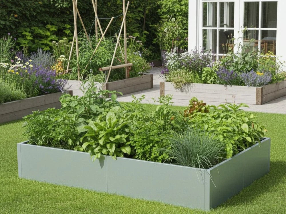 Rechteckiges byJEMA CUBY Hochbeet aus verzinktem Stahl mit Gemüse im Garten