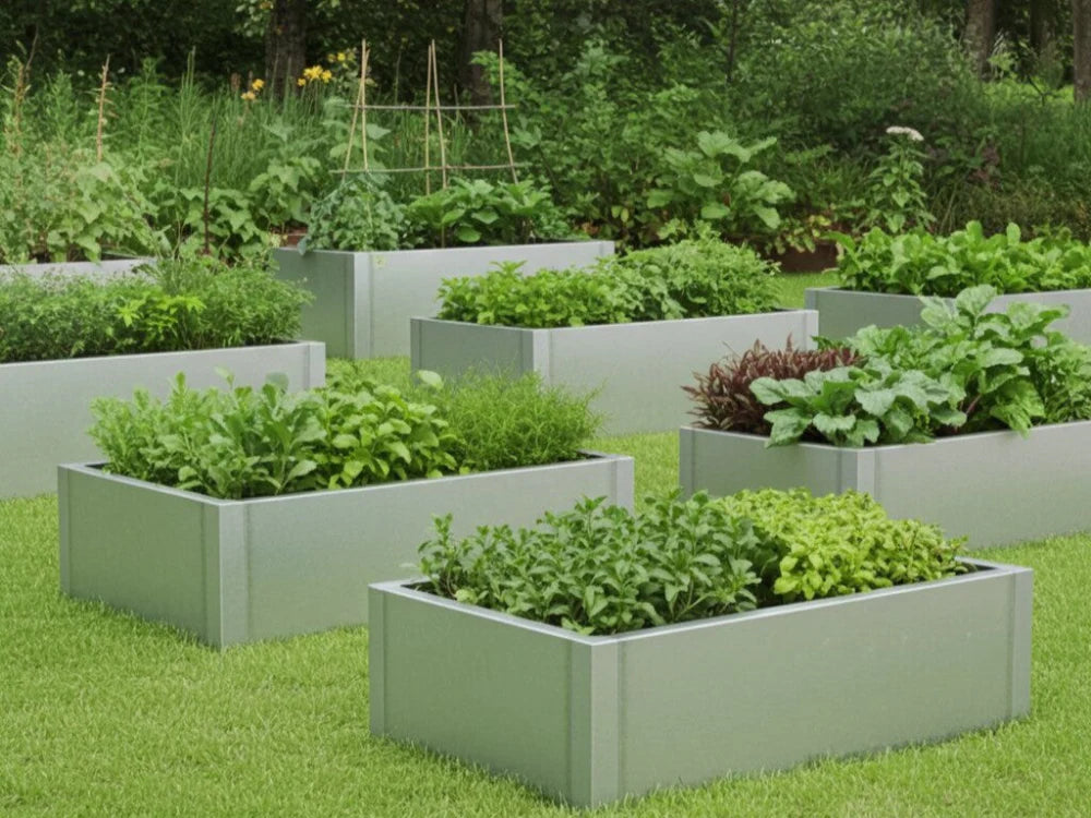 Mehrere byJEMA CUBY Hochbeete aus verzinktem Stahl im Gemüsegarten