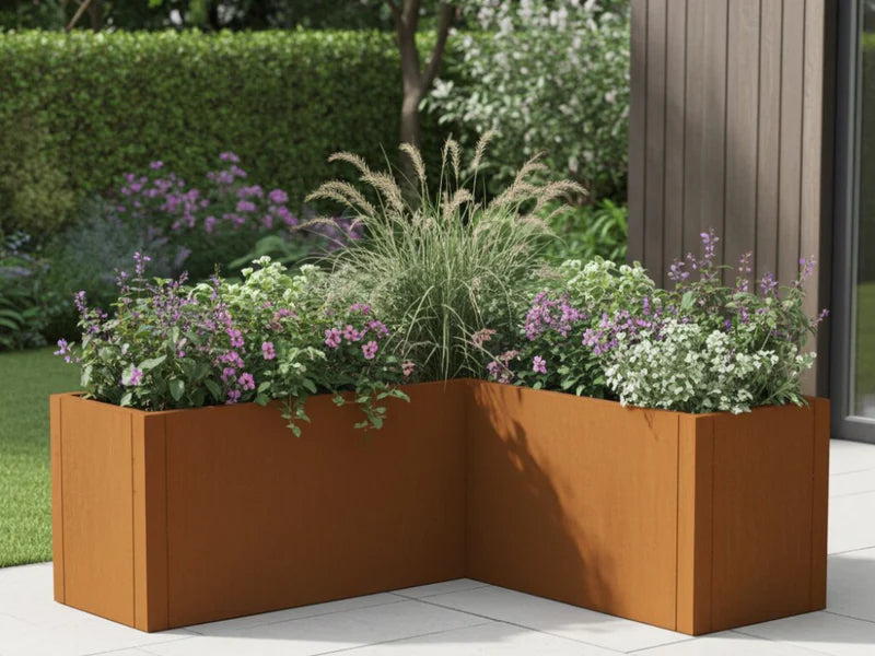 CUBY Winkel-Pflanzkasten aus Cortenstahl mit farbenfroher Bepflanzung