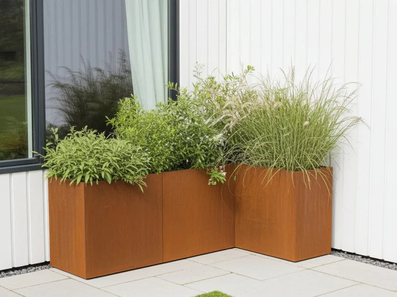 Pflanzkasten aus Cortenstahl von CUBY als Winkelbeet an moderner Fassade