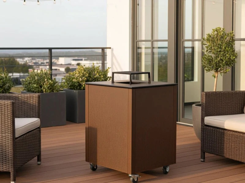 CUBY Feuergrill aus Cortenstahl auf stilvollem Balkon oder Dachterrasse