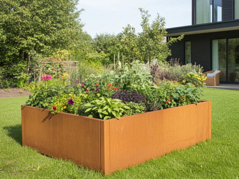 CUBY Hochbeet aus Cortenstahl mit Blumen im Ziergarten