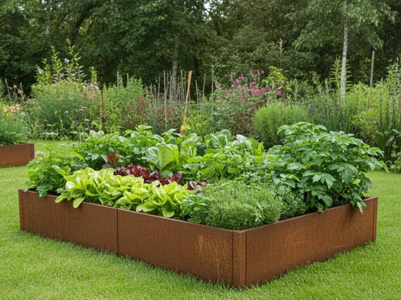CUBY Hochbeet aus Cortenstahl in strukturierter Gartenanlage