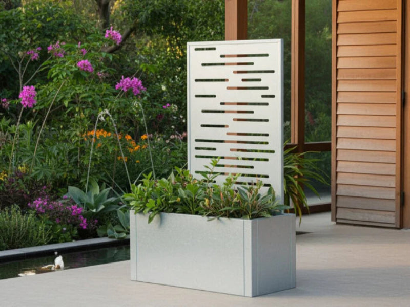 CUBY Hochbeet aus verzinktem Stahl mit Rankgitter vor moderner Holzfassade