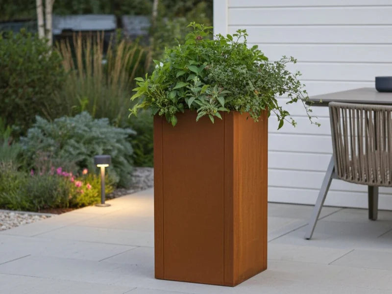 CUBY hoher Pflanzkasten aus Cortenstahl mit Pflanzen