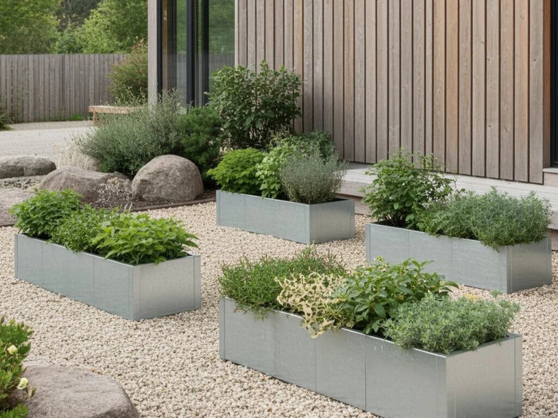 Verzinkte Hochbeete von CUBY mit Stauden im modernen Kiesgarten