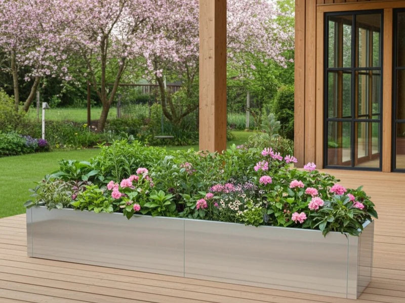 Langer Pflanzkasten aus verzinktem Stahl von CUBY mit Blumen auf Terrasse