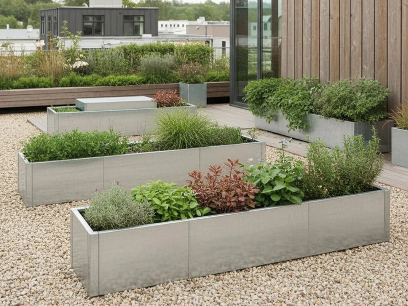 Verzinkte Pflanzkästen von CUBY mit Kräutern und Stauden auf Dachterrasse