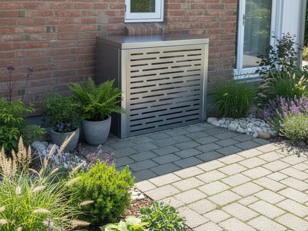 CUBY Wärmepumpenverkleidung aus verzinktem Stahl an der Terrasse