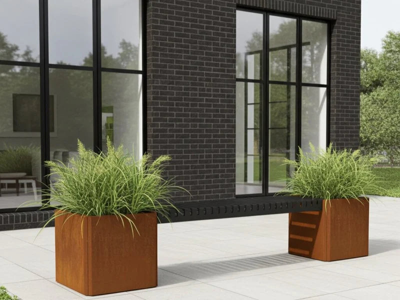 EDGY Bankset aus Cortenstahl mit Bank zwischen Pflanzkästen