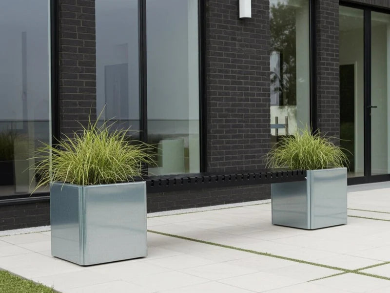 EDGY Bankset aus verzinktem Stahl mit Pflanzkästen auf Terrasse