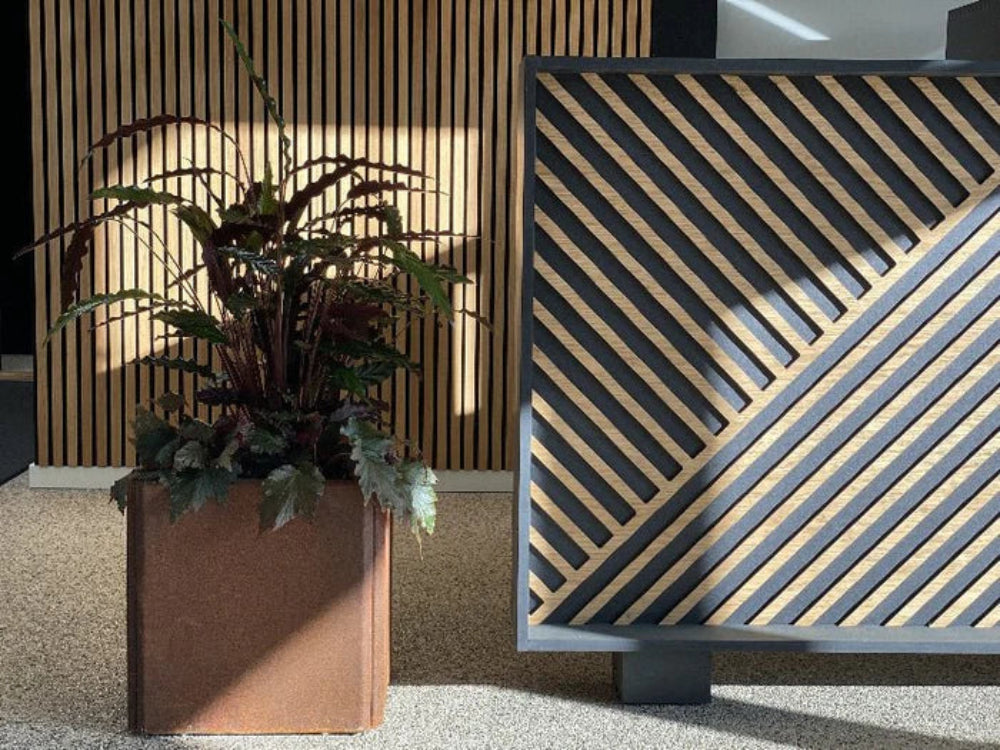Pflanzkasten aus Cortenstahl im architektonischen Innenbereich mit Holzlamellen