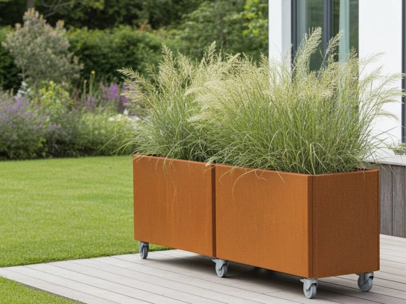 EDGY Pflanzkübel aus Cortenstahl in niedriger rechteckiger Ausführung mit Rollen