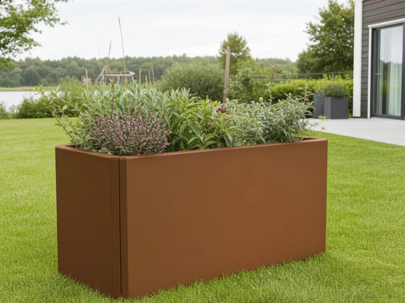 EDGY Pflanzkübel aus Cortenstahl mit abwechslungsreicher Bepflanzung im Außenbereich
