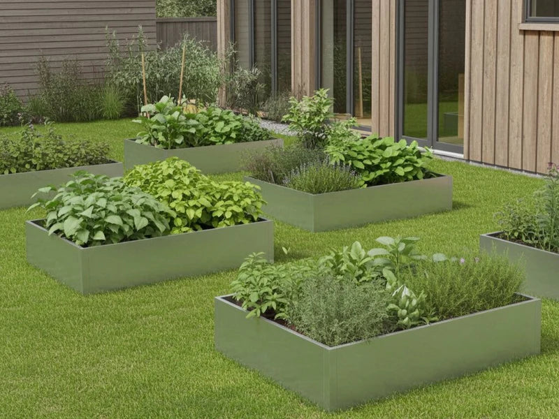 Hochbeete aus verzinktem Stahl mit Gemüse und Kräutern im Garten