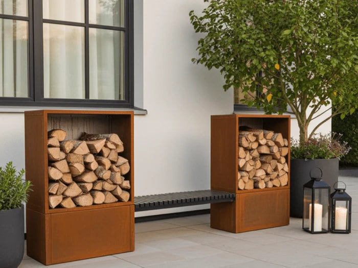 Holzlager aus Cortenstahl mit integrierter Bank als modernes Designelement