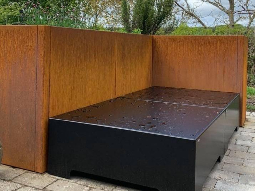 Lounge Modul aus schwarzem Stahl – ideal in Kombination mit Cortenstahl