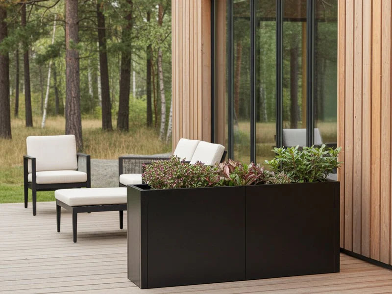 Langer Pflanzkasten aus schwarzem Stahl mit Stauden