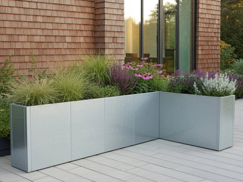 Modernes L-förmiges Pflanzbeet aus Metall mit Ziergräsern