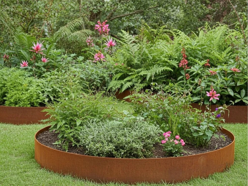 Runde Beeteinfassung aus Cortenstahl mit Blumen und Stauden im Garten