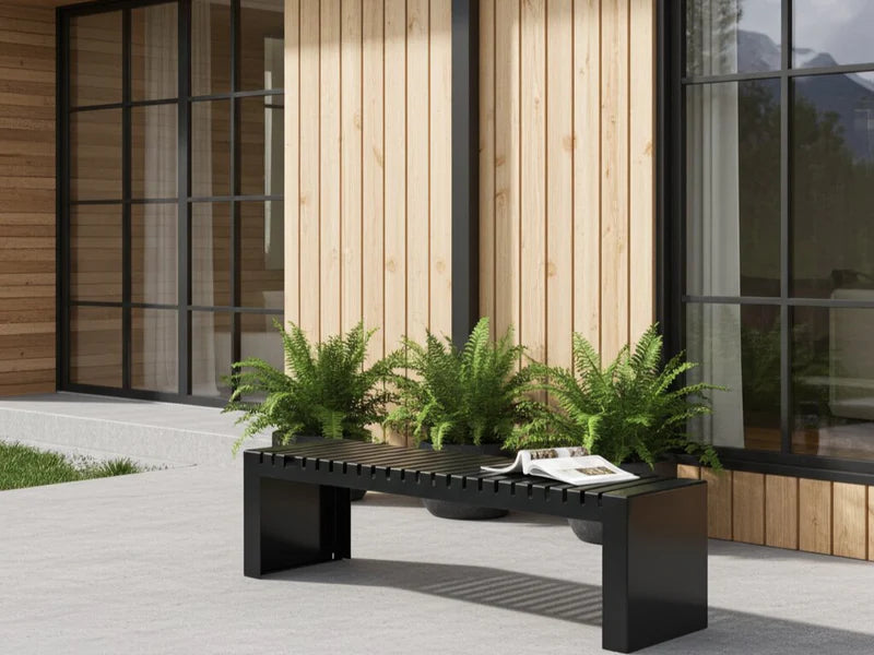 Moderne U-Bank aus schwarzem Stahl im Garten