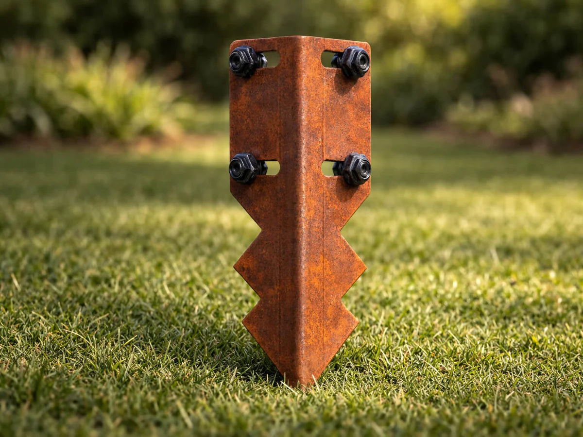 90 Grad Verbinder aus Cortenstahl zur Montage von Beetkante und Rasenkante