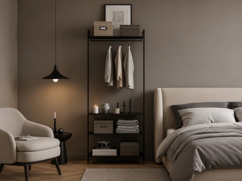 AXIS Garderobensystem aus schwarz lackiertem Stahl mit Kleiderstange und Regalböden im Schlafzimmer.