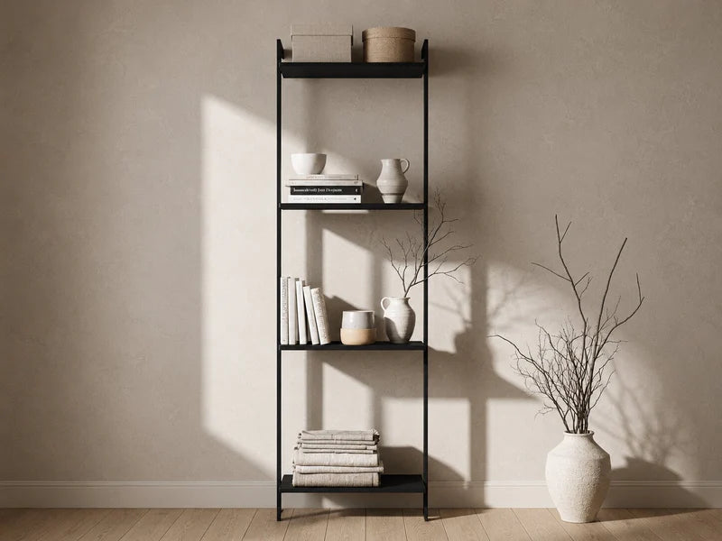 AXIS Regal aus schwarz lackiertem Stahl dekoriert mit Büchern, Keramik und Textilien in einem minimalistischen Wohnraum.