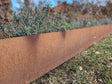 Lange Beetkante aus Cortenstahl nach Sondermaß von byJEMA als Einfassung eines Gartenbeets