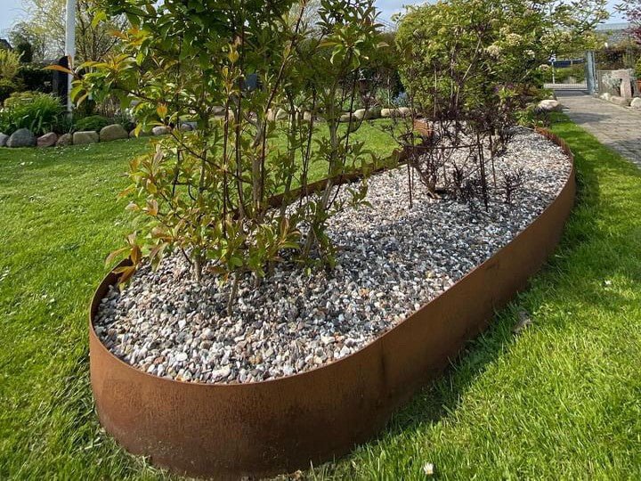 Organisch geformte Beetumrandung aus Cortenstahl – flexible Rasenkante