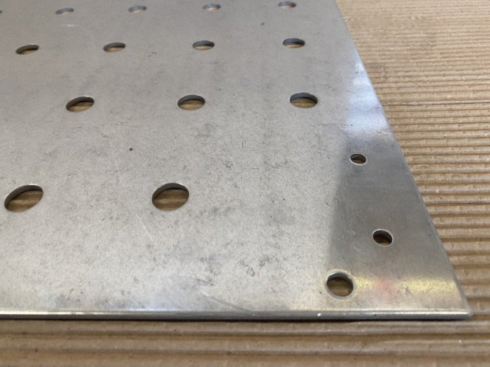 Detail einer verzinkten Bodenplatte mit perforierten Löchern