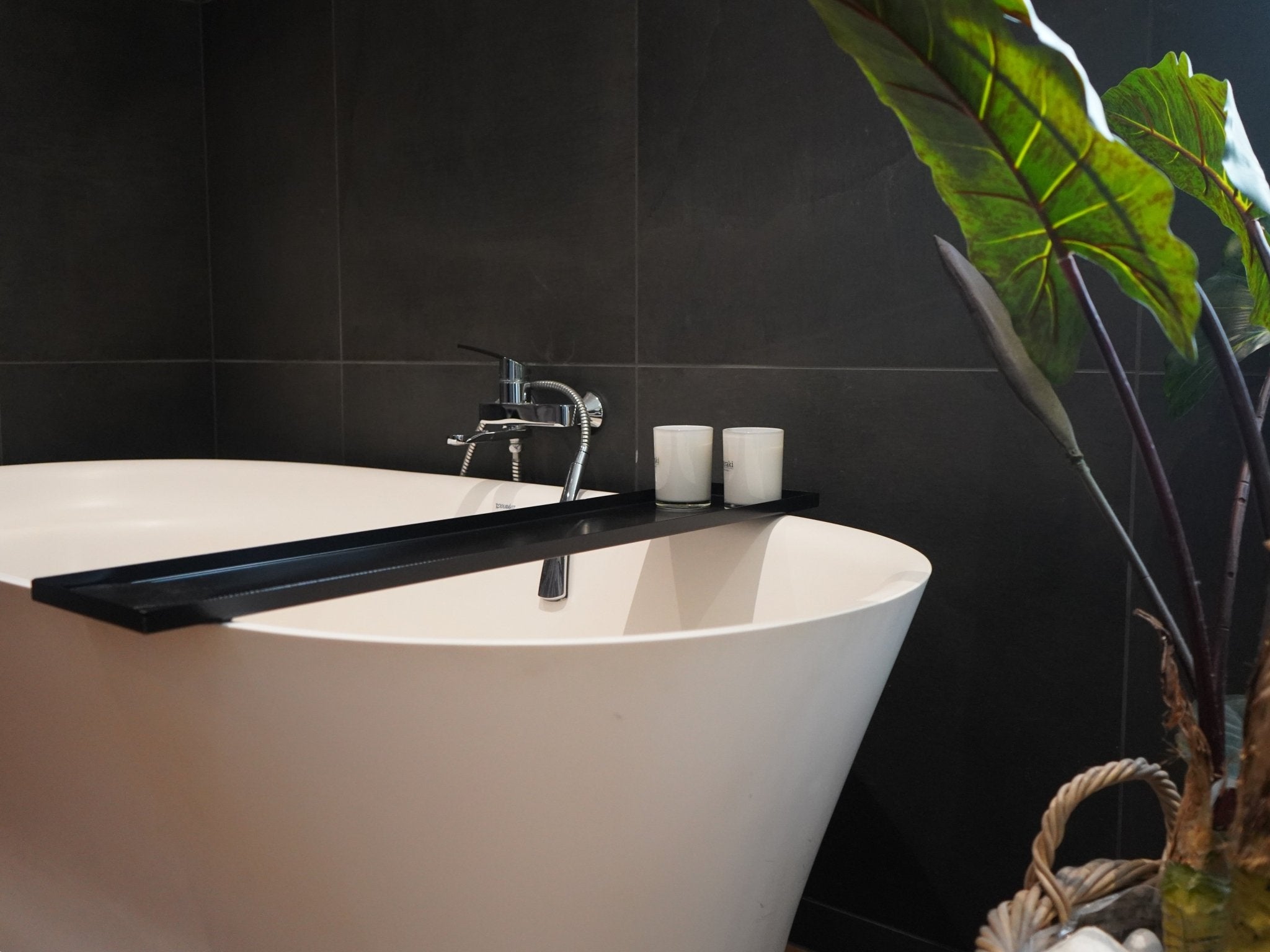 Badewannenablage aus schwarz lackiertem Stahl über freistehender Badewanne