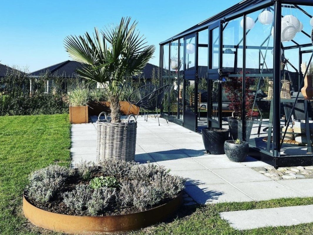 Runder Beetring aus Cortenstahl im modernen Garten neben Terrasse – langlebige Beetumrandung mit natürlicher Rostpatina