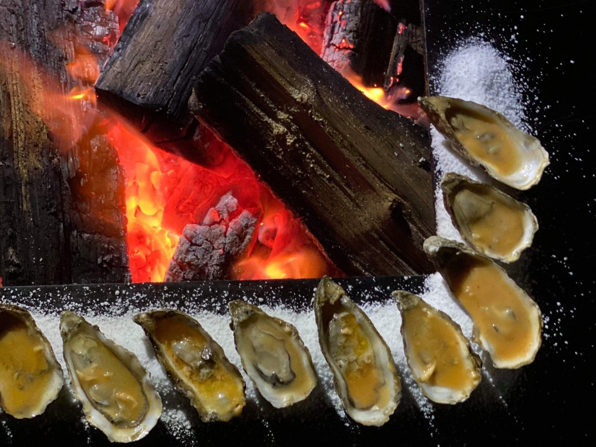 Austern über Glut auf byJEMA Feuerstelle aus Cortenstahl – exklusives Outdoor-Kochen mit offenem Feuer