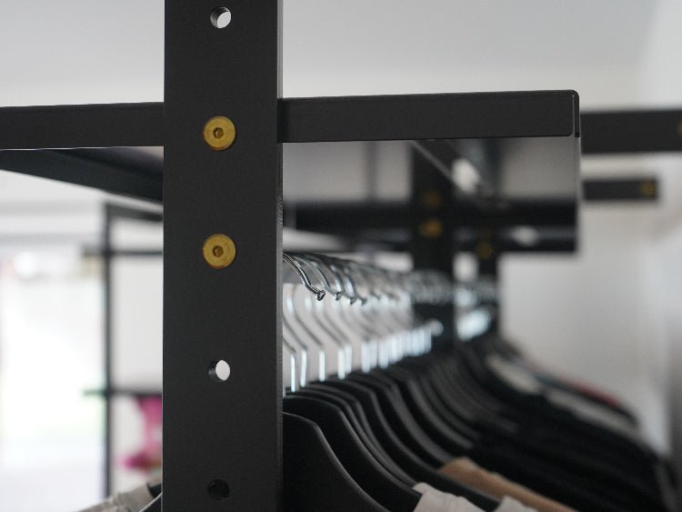 Seitenprofil und stabile Stahlkonstruktion des byJEMA Garderobensystems in schwarz lackiertem Stahl