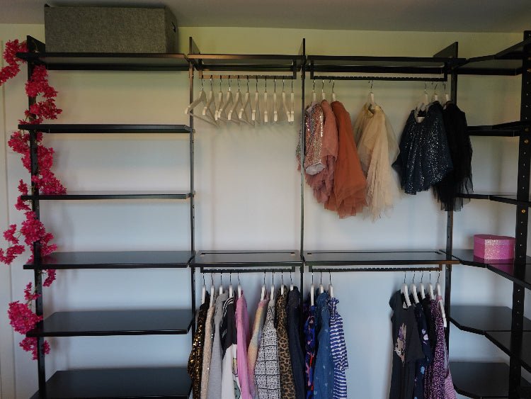 byJEMA Garderobensystem aus schwarz lackiertem Stahl als modulare Wandlösung mit Regalen und Kleiderstangen