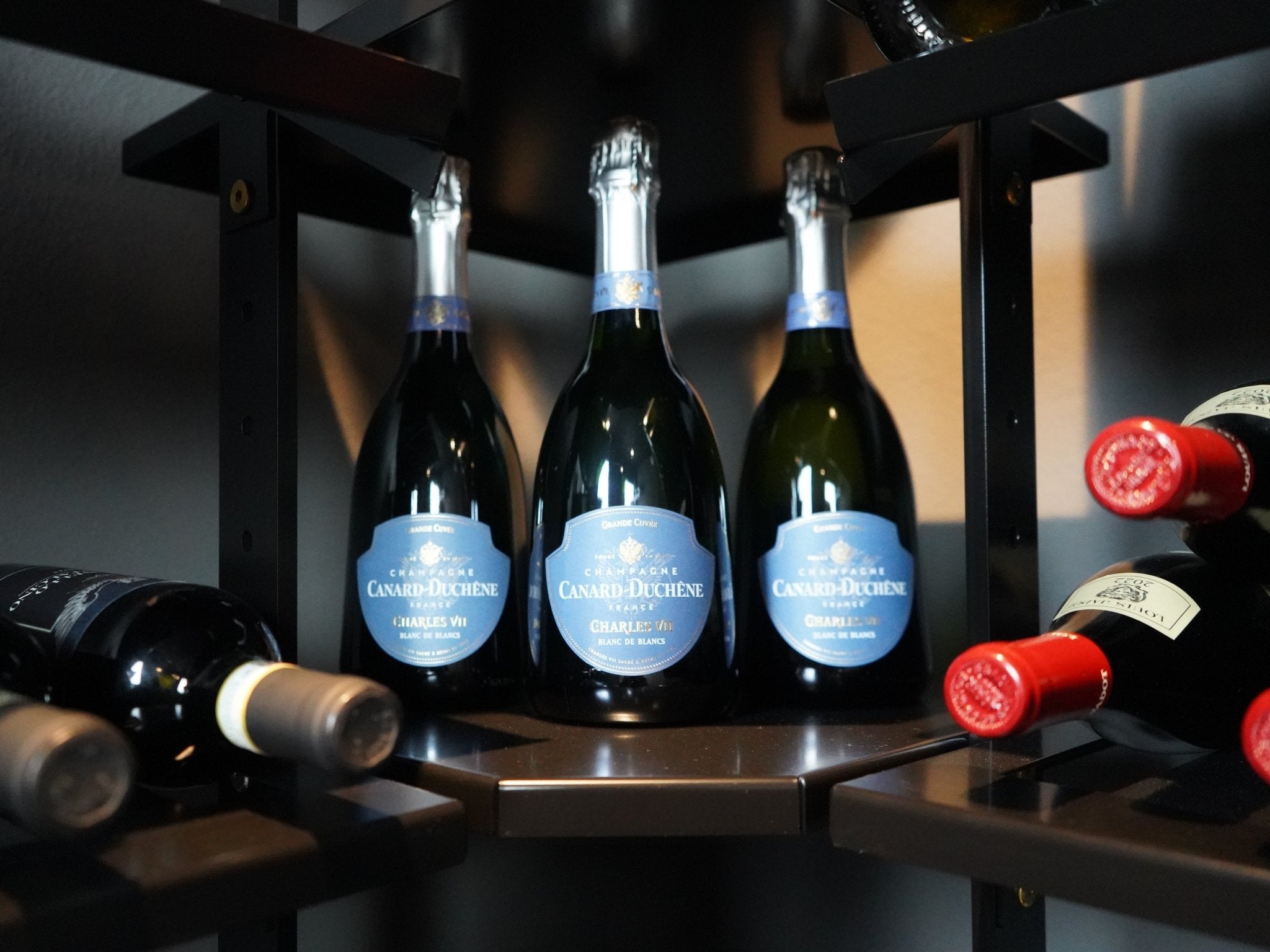 AXIS Weinregal aus schwarz lackiertem Stahl mit Aufbewahrung fuer Champagnerflaschen