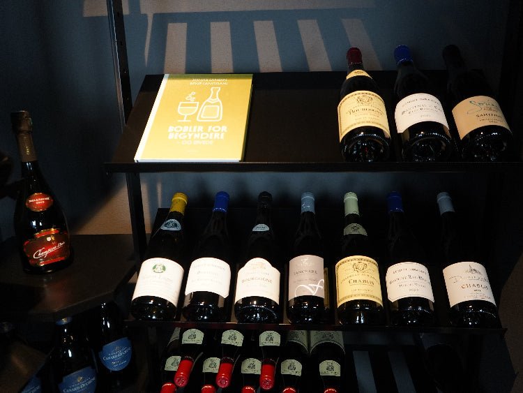 Modulares AXIS Weinregal aus schwarz lackiertem Stahl mit Platz fuer Weinflaschen und Glaeser