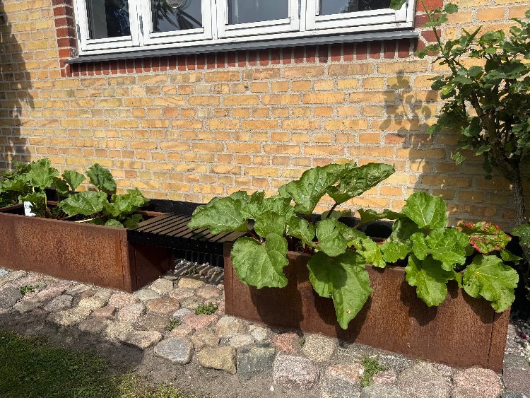 Modernes Bankset mit Pflanzkästen und Sitzfläche