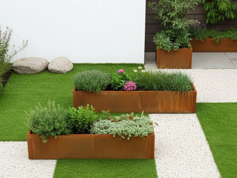 CUBY Hochbeet aus Cortenstahl mit grüner Bepflanzung im modernen Garten