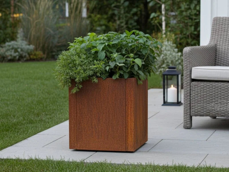 CUBY Pflanzkasten aus Cortenstahl mit üppiger Bepflanzung im Garten