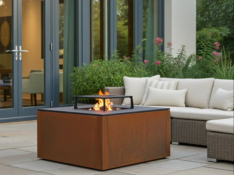 CUBY Feuergrill aus Cortenstahl auf Terrasse im Loungebereich mit sichtbaren Flammen