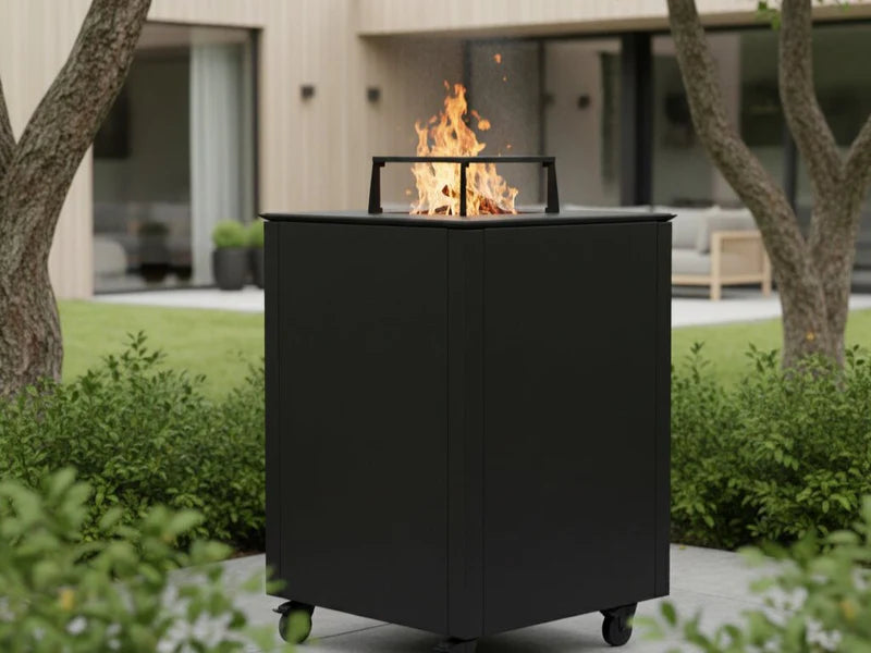 CUBY Feuergrill aus schwarzem Stahl mit Flammen in ruhiger Außenumgebung